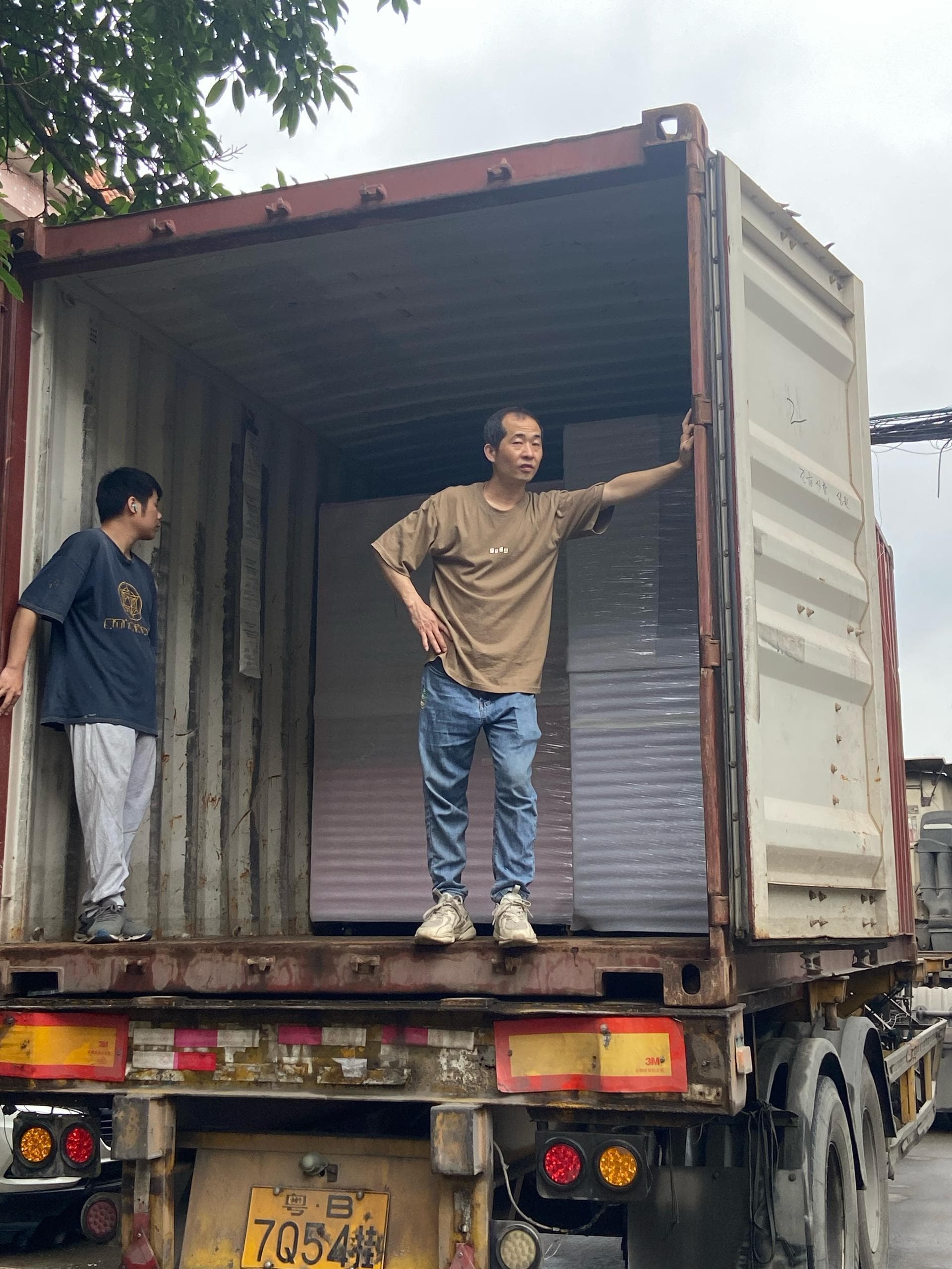 Máquinas embaladas cargadas dentro de un contenedor de exportación